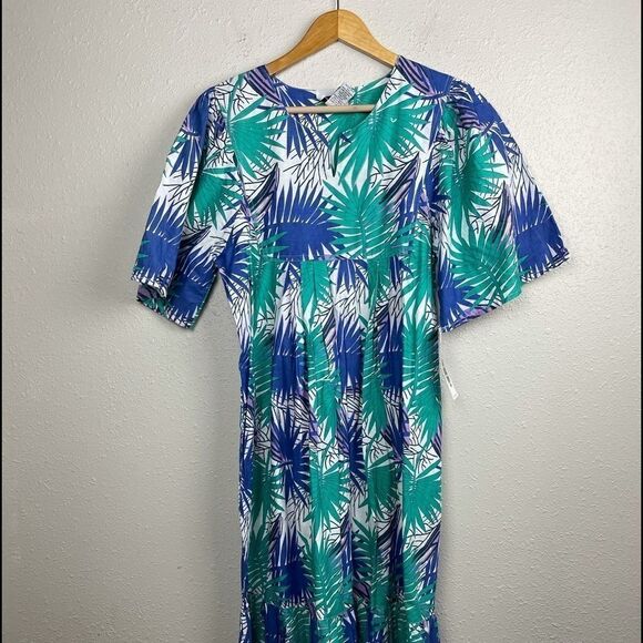 NWT M.T.B Meant to Be Women’s Dress Size Medium - Picture 2 of 6